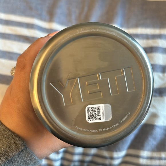 Yeti Large Water bottle - Picture 2 of 11
